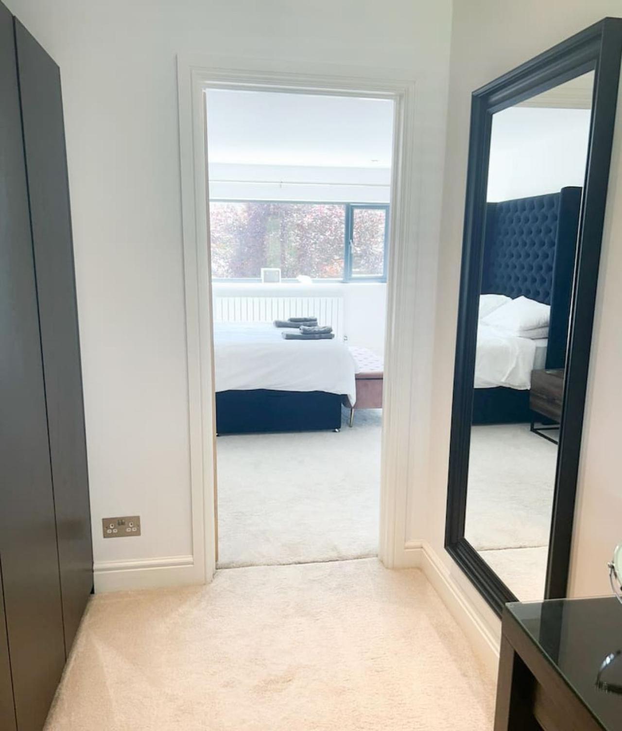 Вилла Luxe 5 Bed House In Guildford. Morden Amenities Normandy Экстерьер фото